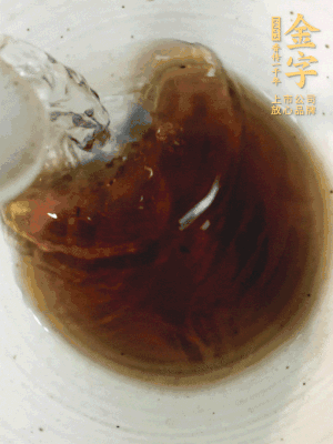 黃酒中加清水、蒸魚豉油、白砂糖混合均勻。