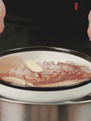 置于盤中，加冰糖100g、黃酒100g、水200g，上鍋蒸20分鐘。