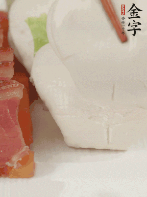 生菜切段，放入荷葉夾。