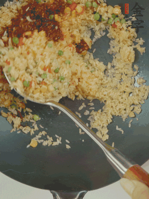 翻炒熟后，加金字火腿XO醬。