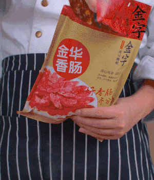 香腸切成斜片，小米辣切成斜片。