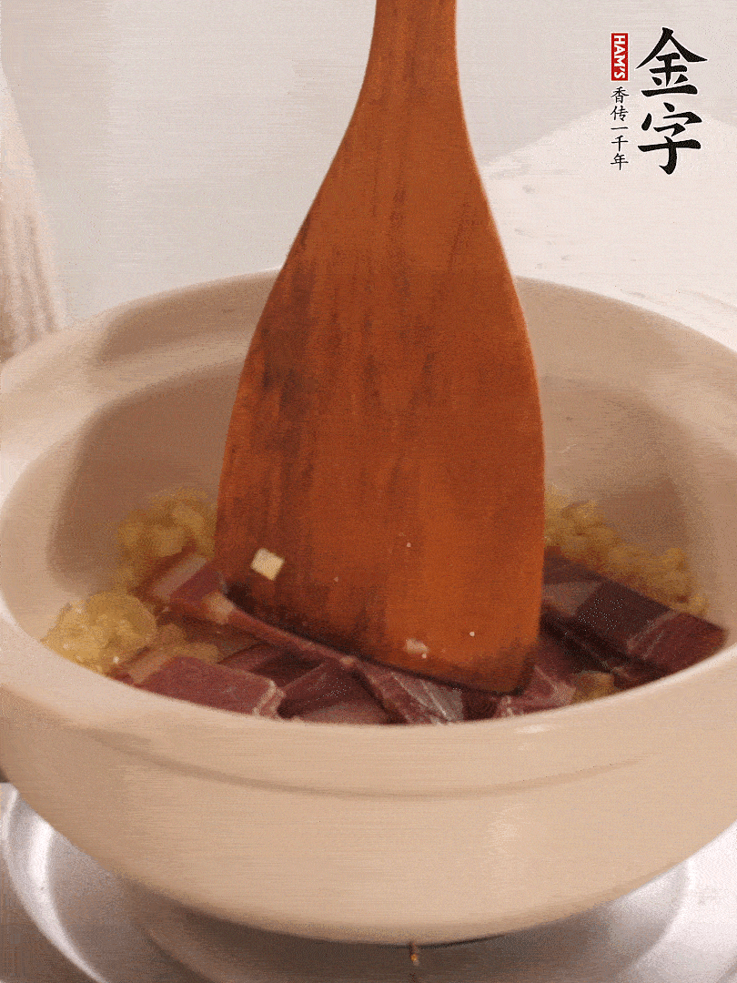 加熱水，加入白菜蓋上蓋子煨煮3分鐘。