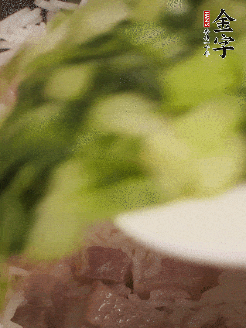 將燜煮好的米飯，倒入炒熟的蔬菜中，翻炒均勻鍆繼續(xù)燜煮5分鐘