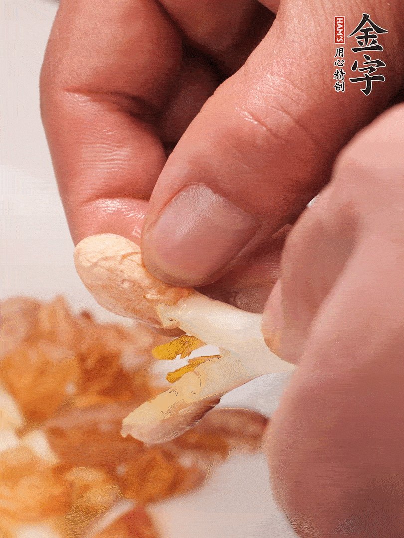 花生芽切段。開水焯水1分鐘，去掉頂部的花生皮