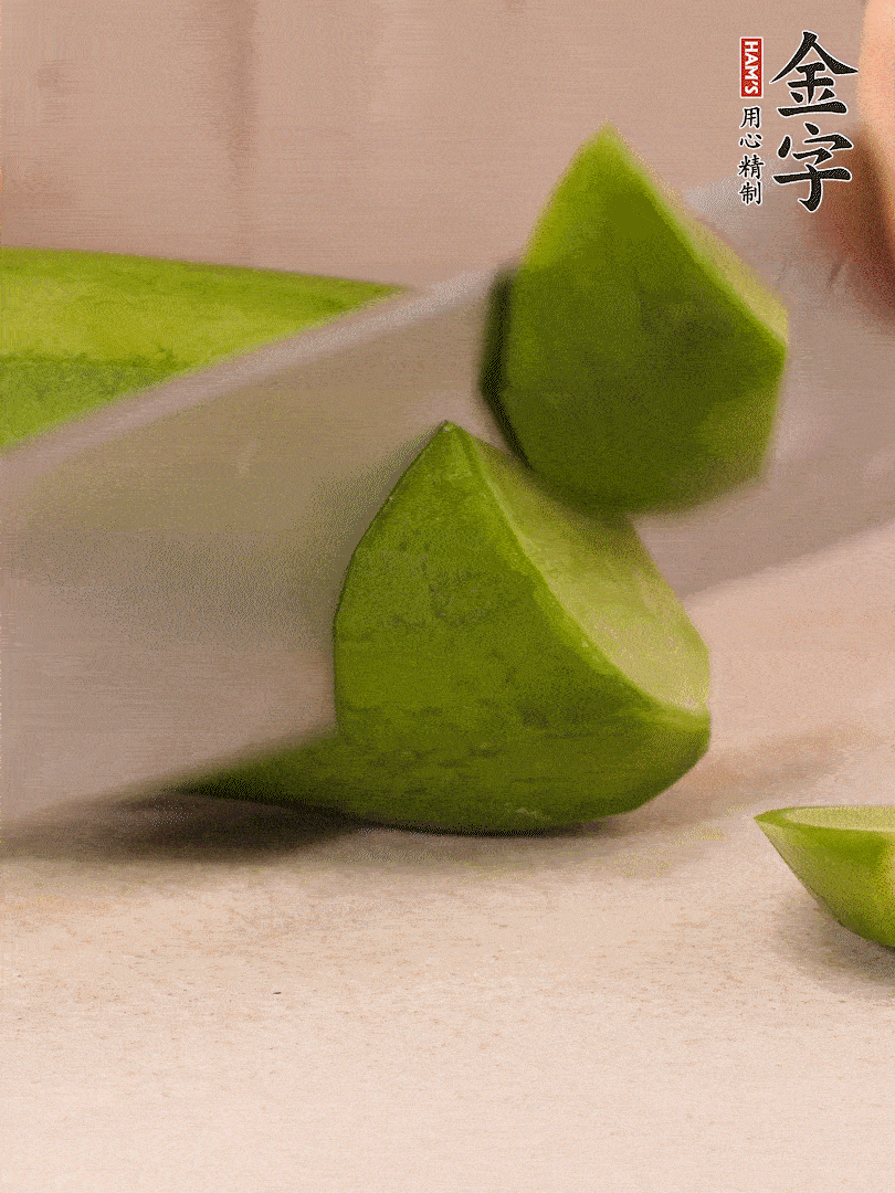 青、紅蘿卜洗凈，去皮切大塊