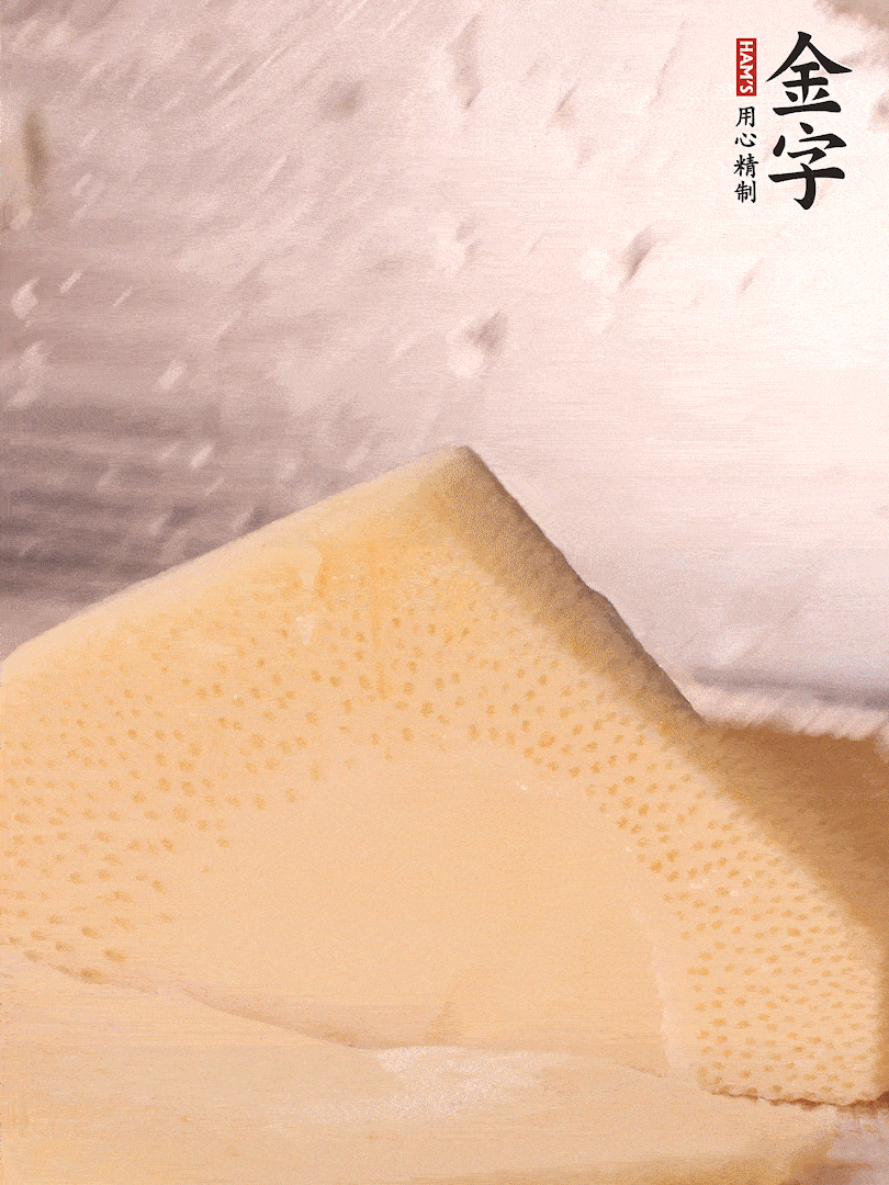 冬筍處理干凈，切滾刀塊，開水焯燙去除澀味