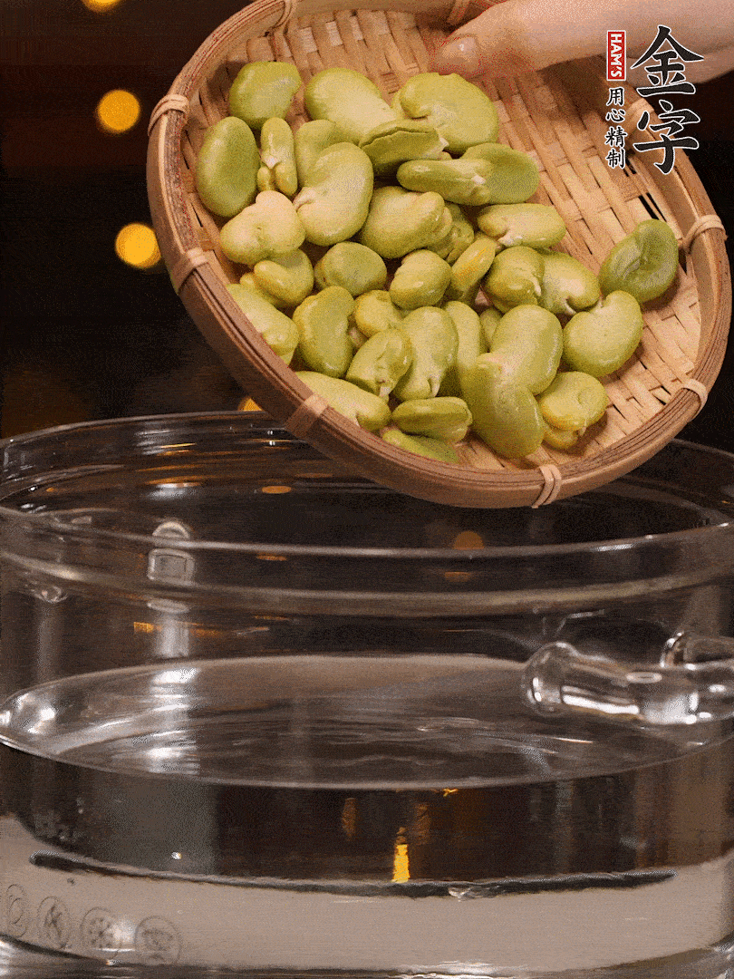 蠶豆剝殼，一起放入鍋中開水焯2分鐘去澀