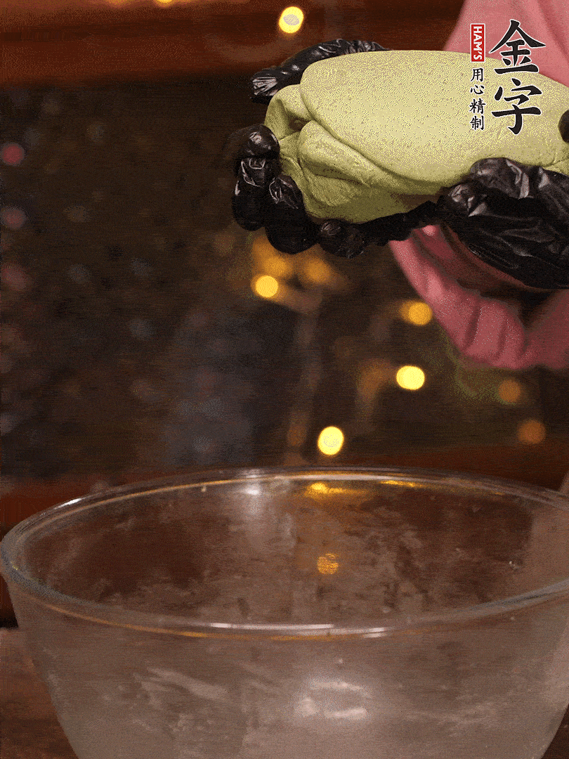 清明粿粉，分次加艾草泥，加點油揉2分鐘，揉到面團光滑，醒發(fā)一下