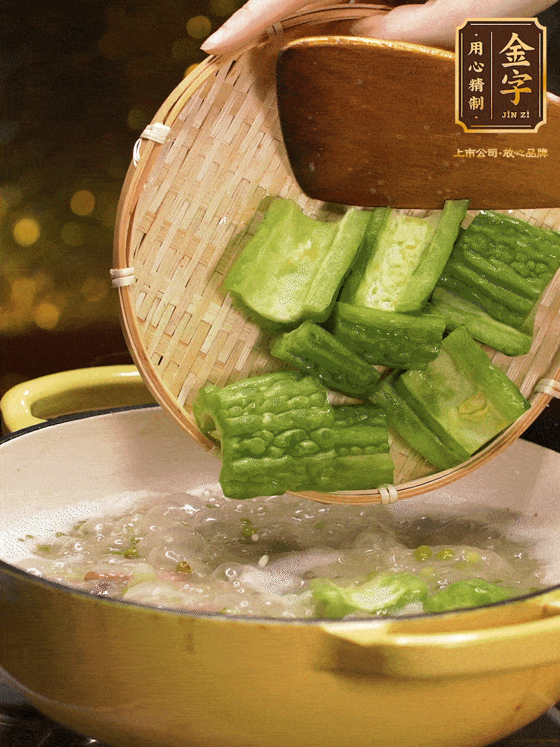 最后在放苦瓜燒開(kāi)，放一點(diǎn)點(diǎn)調(diào)味糖，燉煮20分鐘