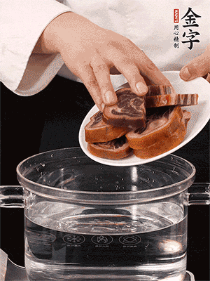 一包200g的金字火腿蹄片恰好搭配一個新鮮豬爪（豬腳）。都先加蔥姜、料酒焯水一遍，把血水清除后燉出來才能更清澈不油膩。