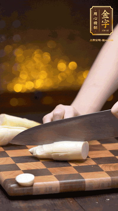 茭白剝?nèi)ネ馄?，去掉根部老硬部分，洗凈切滾刀塊