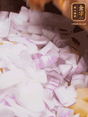 倒入洗干凈的大米、土豆丁、洋蔥碎、排骨、金字火腿xo醬、水