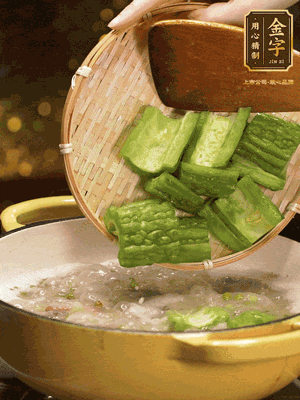 倒入熱水，和泡開(kāi)的綠豆（連水）和火腿片，大火燒開(kāi)燉一個(gè)小時(shí)