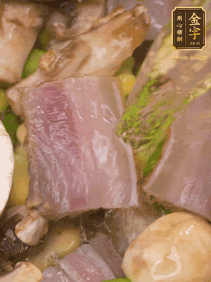 開蓋，放入河蝦繼續(xù)燜煮5分鐘