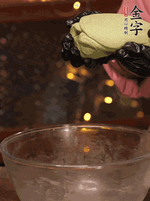 水里放點鹽，燒開后放艾草，一勺小蘇打，撈出浸入涼水，打成艾草泥