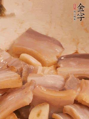 加入雪菜、咸肉冬筍 炒出香味
