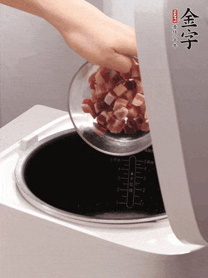 鍋中倒入豬油，油熱后炒熟上海青，給倒少許鹽調(diào)味