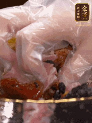 排骨洗凈后（蠔油、生抽、老抽、鹽、糖、淀粉、豆豉、蒜蓉、姜絲）腌制30分鐘