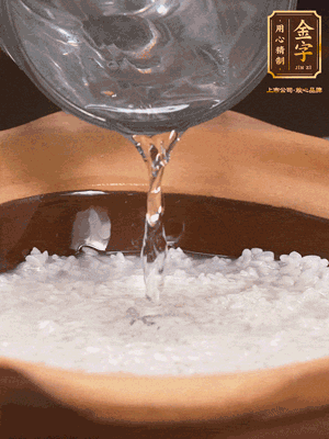 砂鍋底部刷一層油，加入大米和開水，水高1cm,大火燒開后轉(zhuǎn)中火煲5分鐘，到水微收干