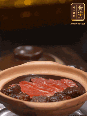 鋪上臘腸和排骨，鍋邊淋一圈油，小火煲10分鐘