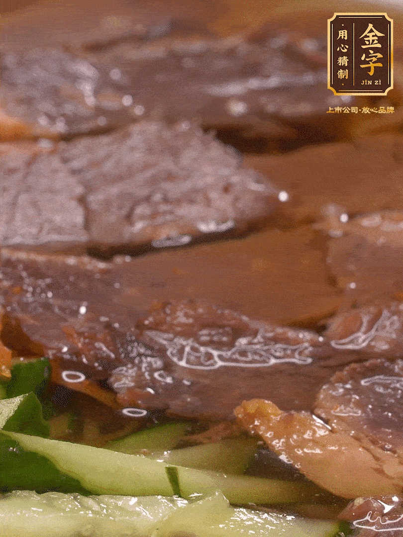 養(yǎng)麥冷面，涼水中清洗浸泡5分鐘，沸水中煮3分鐘，涼水漂洗沖涼