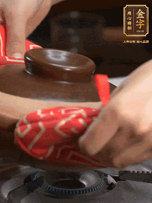 中火調(diào)成小火，鋪上香腸蓋蓋燜5分鐘。不斷轉(zhuǎn)動瓦煲，讓側(cè)壁的飯形成飯焦