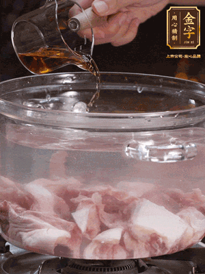 老鴨切塊，鍋里水煮開(kāi)，鴨肉加姜片、料酒焯水
