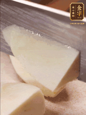 茭白去殼，底部一層老皮刨掉，切成滾刀塊