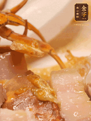顏色變紅時(shí)，放蔥結(jié)、姜片煸香，再放咸肉、茭白、毛豆翻炒