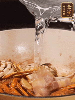 加料酒/花雕酒去腥，加入開(kāi)水燜10分鐘左右