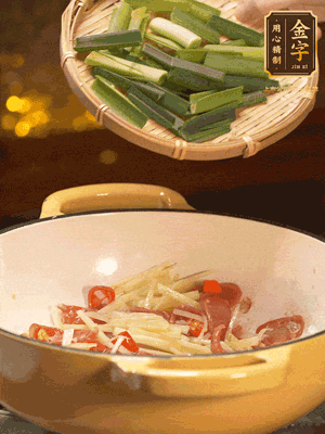 接著放蒜葉，來一點鹽，一點醬油調(diào)味翻勻