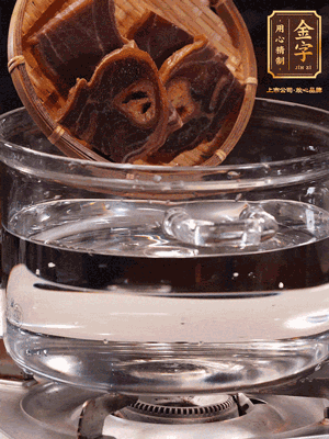 火腿蹄片，冷水下鍋，加蔥姜、料酒焯水