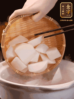 大火煮開(kāi)后，轉(zhuǎn)中小火燉40分鐘，挑出蔥結(jié)，再下蘿卜燉20分鐘