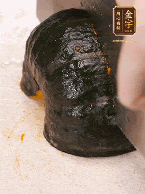 貝貝南瓜去皮，切成小塊。姜切絲