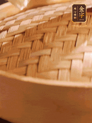 將香腸、醬油肉、臘肉放入蒸容蒸20分鐘