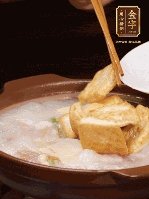 倒入開水大火煮開，轉(zhuǎn)中小火放咸肉，放一點(diǎn)點(diǎn)糖、味精慢燉10分鐘
