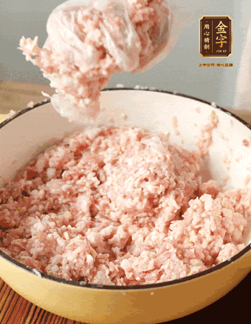 肉丁、咸肉丁、一丟丟鹽、料酒拌勻，反復(fù)摔打上勁。接著加入1兩蔥姜水，反復(fù)拌勻摔打上勁。前后共加3遍。3遍后筍丁，接著反復(fù)摔打上勁。最后加入1個(gè)蛋清、3茶匙生粉拌勻摔打上勁