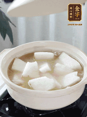 最后下冬瓜繼續(xù)燉煮10分鐘，撒上蔥花點(diǎn)綴。