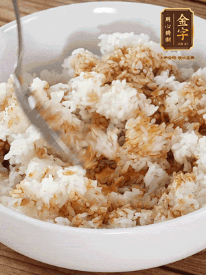 隔夜米飯加入生抽、芝麻油攪拌均勻