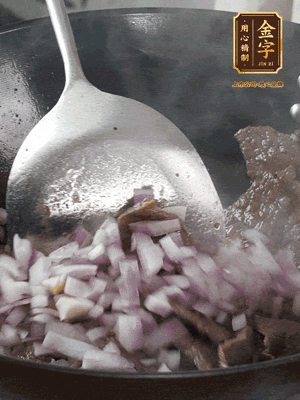 橄欖油熱鍋，牛肉丁炒至焦香狀態(tài)，下洋蔥丁翻炒出香味