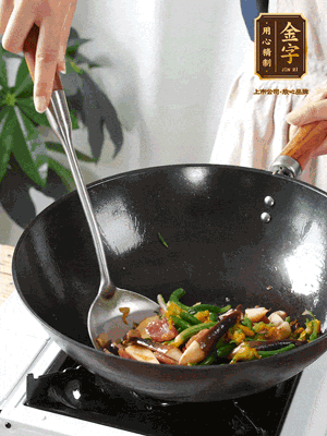 煸香蒜末，下香腸翻炒均勻，再依次下雞縱菌、黃瓜花