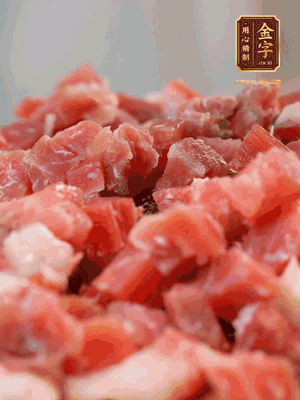 做月餅餡 火腿切成小丁，溫水浸泡5分鐘，上鍋蒸熟15-20分鐘，再將火腿丁、白砂糖、蜂蜜攪拌腌漬2小時
