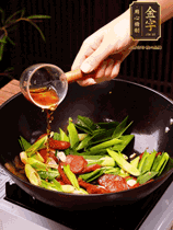 下蒜苗炒軟，沿鍋邊烹入一勺料酒，加醬油、蠔油、白糖調(diào)味炒勻