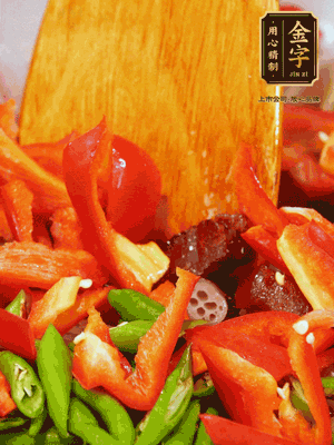 油熱后放入蒜末，下醬油肉煸香