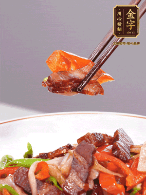 下藕帶、青紅辣椒翻炒均勻