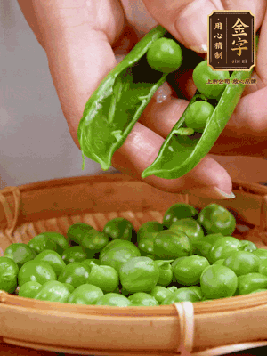 甜豆去殼，剝出甜豆米。百合小心剝成片。