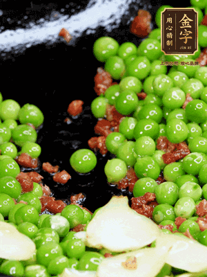 鍋內(nèi)少許油，下火腿煸香，再下甜豆米、百合翻炒，少許鹽、一點(diǎn)水煮到收干