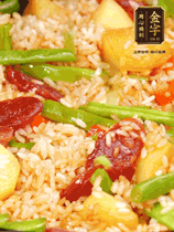 轉(zhuǎn)小火蓋上蓋子燜至水分收干，大概10分鐘