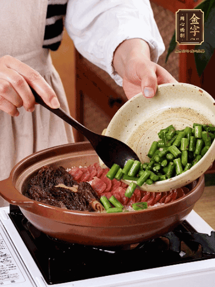 鋪上金字香腸、羊肚菌、蘆筍，蓋蓋子燜7分鐘