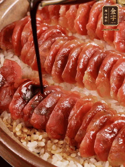 淋上醬汁攪拌均勻
調(diào)一個(gè)醬汁：生抽2匙、老抽半匙、蠔油半匙、白砂糖1/3匙、雞精1/3匙、香油5滴、水1匙